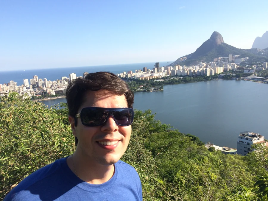 Adriano Carlos no Rio de Janeiro, com o Pão de Açúcar ao fundo