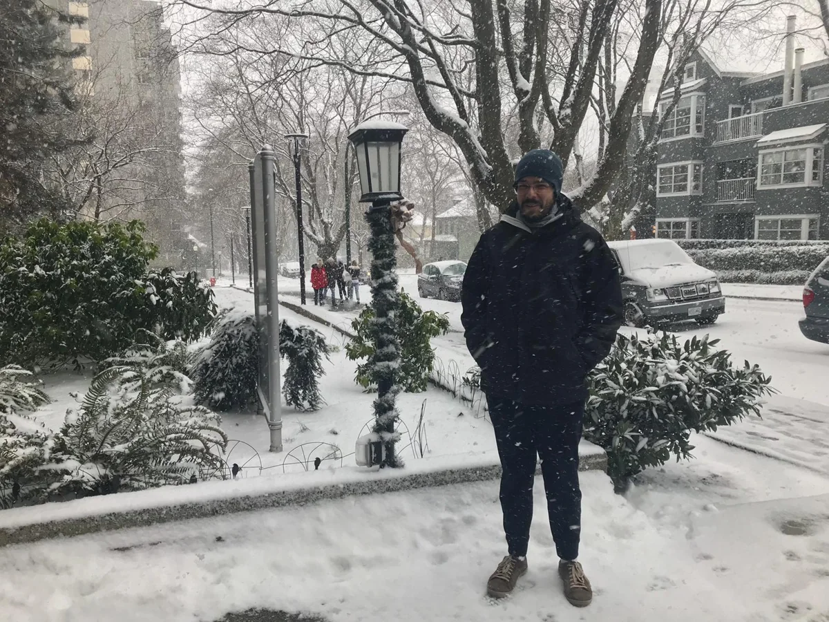 Adriano Carlos em uma rua coberta de neve no Canadá