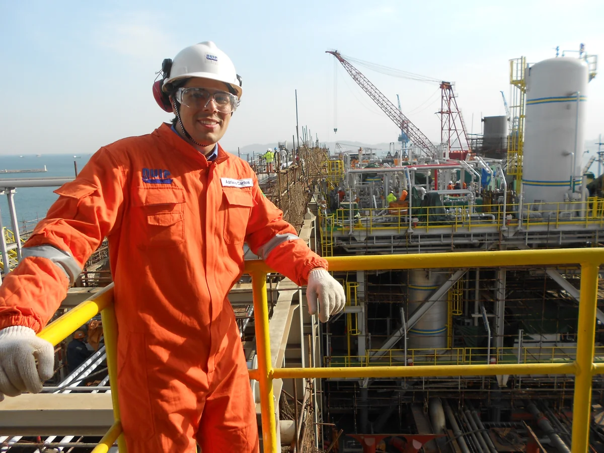 Adriano Carlos trabalhando na China, com equipamento de proteção em uma plataforma industrial