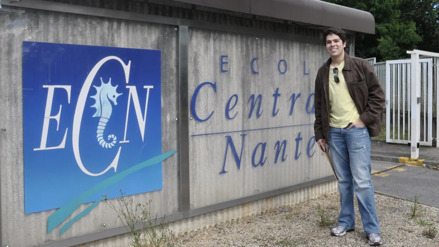 Adriano Carlos em frente à École Centrale de Nantes, na França